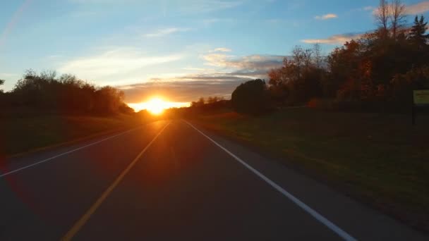 驾驶一辆车从观点角度看在路在日落 一千个海岛大路 加拿大 陀螺稳定摄像头安装在汽车的引擎盖上 时间流逝 — 图库视频影像