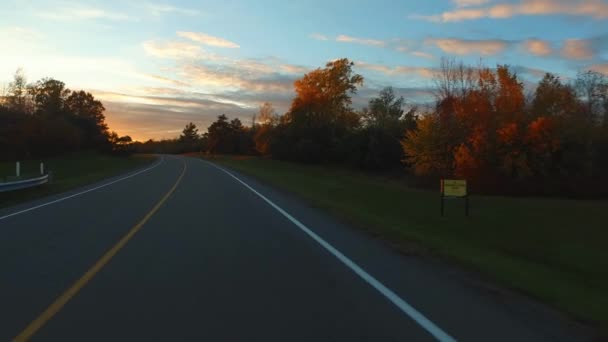 Kurallara Uymaya Görünümü Perspektif Bir Araba Sürüş Bir Yolda Günbatımında — Stok video