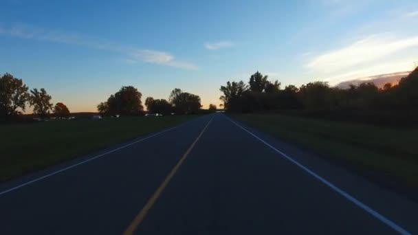 驾驶一辆车从观点角度看在路在日落 一千个海岛大路 加拿大 陀螺稳定摄像头安装在汽车的引擎盖上 时间流逝 — 图库视频影像