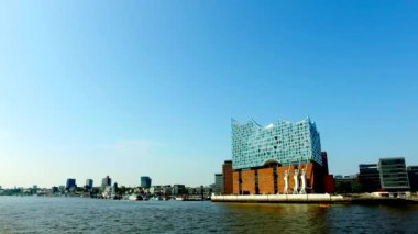 Hamburg manzarası - şehir, liman ve Hafen şehir Elbphilharmony konser salonu ile tarafından geçen bir tekne görünümünden. 