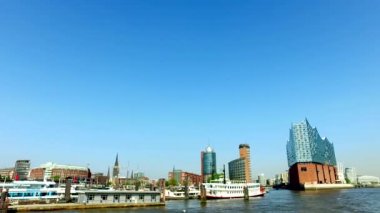 Hamburg manzarası - şehir, liman ve Hafen şehir Elbphilharmony konser salonu ile tarafından geçen bir tekne görünümünden. 
