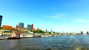 Hamburg manzarası - şehir, liman ve Hafen şehir Elbphilharmony konser salonu ile tarafından geçen bir tekne görünümünden. 
