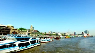 Hamburg manzarası - şehir, liman ve Hafen şehir Elbphilharmony konser salonu ile tarafından geçen bir tekne görünümünden. 