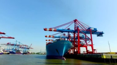 Konteyner gemileri eklentiyi veya Burchartkai ve Eurokai, Almanya Hamburg liman içinde onların kargo yük.