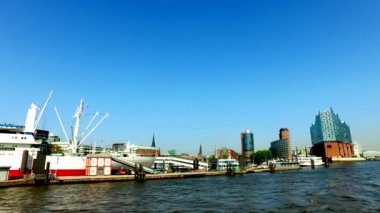 Hamburg manzarası - şehir, liman ve Hafen şehir Elbphilharmony konser salonu ile tarafından geçen bir tekne görünümünden. 