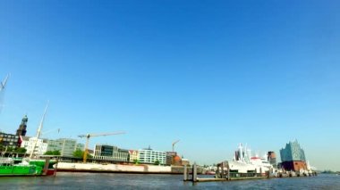 Hamburg manzarası - şehir, liman ve Hafen şehir Elbphilharmony konser salonu ile tarafından geçen bir tekne görünümünden. 