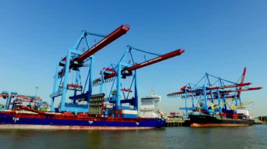 Konteyner gemileri eklentiyi veya Burchartkai ve Eurokai, Almanya Hamburg liman içinde onların kargo yük.