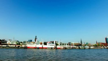 Hamburg manzarası - şehir, liman ve Hafen şehir Elbphilharmony konser salonu ile tarafından geçen bir tekne görünümünden. 