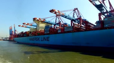 Konteyner gemileri eklentiyi veya Burchartkai ve Eurokai, Almanya Hamburg liman içinde onların kargo yük.