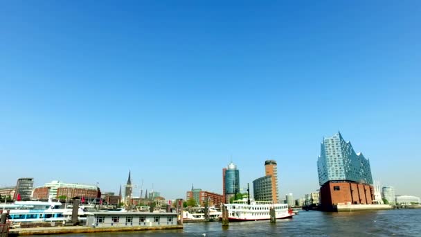 Hamburger Skyline - Blick aus einem Boot vorbei an Innenstadt, Hafen und Hafenstadt mit Elbphilharmonie. 