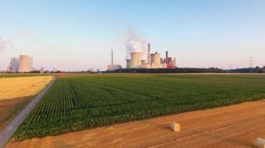 Hava Shot Of Coal-Fired elektrik santrallar Niederaussem ve Neurath, Kuzey Ren-Vestfalya, Almanya ve Rwe güç tarafından işletilmektedir.