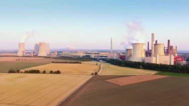 Hava Shot Of Coal-Fired elektrik santrallar Niederaussem ve Neurath, Kuzey Ren-Vestfalya, Almanya ve Rwe güç tarafından işletilmektedir.