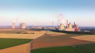 Hava Shot Of Coal-Fired elektrik santrallar Niederaussem ve Neurath, Kuzey Ren-Vestfalya, Almanya ve Rwe güç tarafından işletilmektedir.
