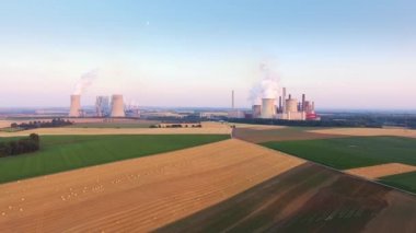 Hava Shot Of Coal-Fired elektrik santrallar Niederaussem ve Neurath, Kuzey Ren-Vestfalya, Almanya ve Rwe güç tarafından işletilmektedir.