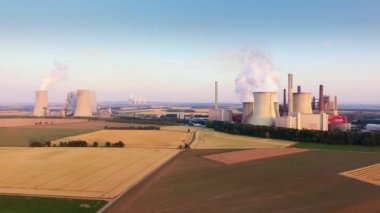 Hava Shot Of Coal-Fired elektrik santrallar Niederaussem ve Neurath, Kuzey Ren-Vestfalya, Almanya ve Rwe güç tarafından işletilmektedir.