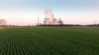 Hava Shot Of Coal-Fired elektrik santrallar Niederaussem ve Neurath, Kuzey Ren-Vestfalya, Almanya ve Rwe güç tarafından işletilmektedir.
