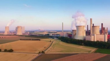 Hava Shot Of Coal-Fired elektrik santrallar Niederaussem ve Neurath, Kuzey Ren-Vestfalya, Almanya ve Rwe güç tarafından işletilmektedir.