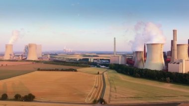 Hava Shot Of Coal-Fired elektrik santrallar Niederaussem ve Neurath, Kuzey Ren-Vestfalya, Almanya ve Rwe güç tarafından işletilmektedir.