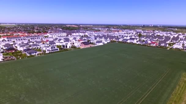 Flygfoto Över Ett Tätbefolkat Bostadsområde Grön Stads Bosättning Förort Med — Stockvideo