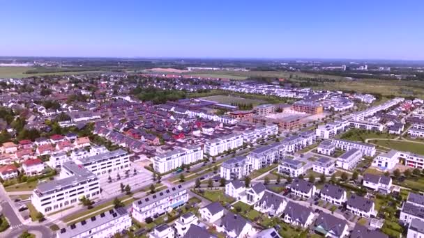 Luchtfoto Uitzicht Een Dichtbevolkte Woonwijk Een Groene Stedelijke Nederzetting Een — Stockvideo