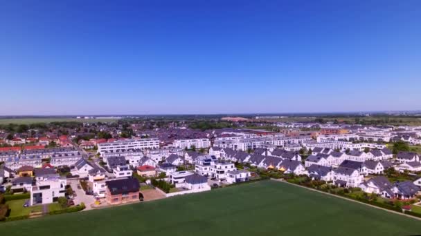 Αεροφωτογραφία Πάνω Από Μια Πυκνοκατοικημένη Αστική Περιοχή Ένα Πράσινο Αστικό — Αρχείο Βίντεο