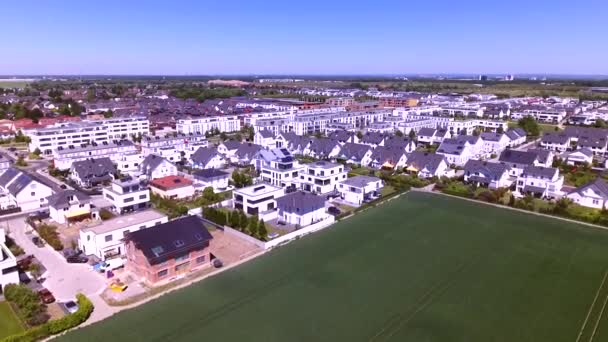 Luchtfoto Uitzicht Een Dichtbevolkte Woonwijk Een Groene Stedelijke Nederzetting Een — Stockvideo