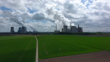 Bir kömür yakıtlı elektrik santrali hava görünümünü. Bir kömür yakıtlı elektrik santrali Köln/Almanya yakınındaki Buhar bulutlu havalarda büyük bulutlar yayar.