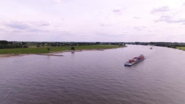 Bir kargo gemisi havadan görünümü ürünler, Almanya taşıma Ren Nehri üzerinde