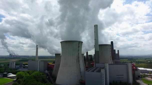 石炭火力発電所の空撮 石炭火力発電所の近くにケルン ドイツ曇りの天候で蒸気の大きな雲を発する — ストック動画