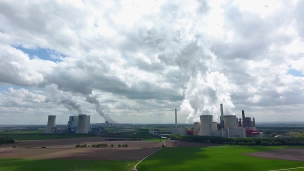 石炭火力発電所の空撮 石炭火力発電所の近くにケルン ドイツ曇りの天候で蒸気の大きな雲を発する — ストック動画