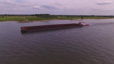 Bir kargo gemisi havadan görünümü ürünler, Almanya taşıma Ren Nehri üzerinde
