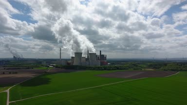 Bir kömür yakıtlı elektrik santrali hava görünümünü. Bir kömür yakıtlı elektrik santrali Köln/Almanya yakınındaki Buhar bulutlu havalarda büyük bulutlar yayar.