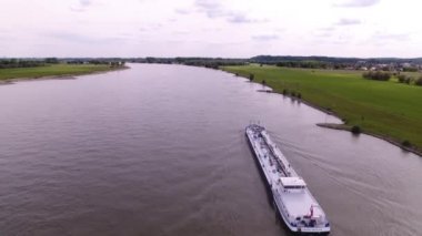 Bir kargo gemisi havadan görünümü ürünler, Almanya taşıma Ren Nehri üzerinde
