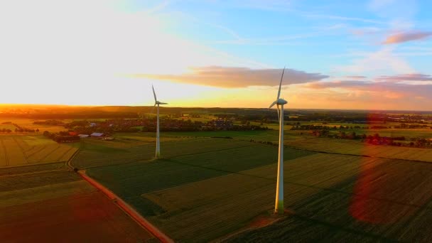 Luftaufnahme Von Windkraftanlagen Bei Sonnenuntergang — Stockvideo