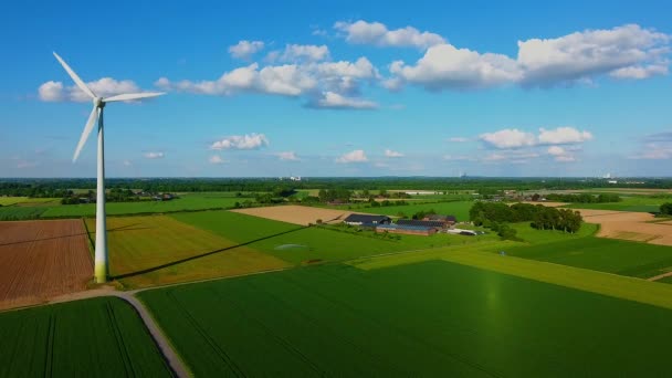 Αεροφωτογραφία Των Ανεμογεννητριών Μια Αγροτική Περιοχή Που Παράγει Πράσινη Ενέργεια — Αρχείο Βίντεο