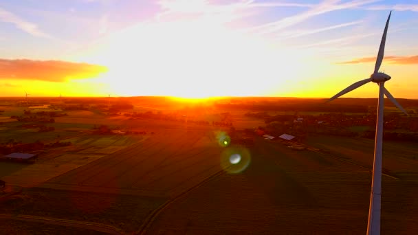 Flygfoto Över Vindkraftverk Vid Solnedgången — Stockvideo