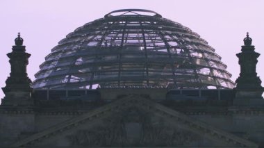 Berlin Reichstag Binası kubbe. Reichstag kubbe bir büyük cam kubbe ile çevredeki Berlin cityscape, 360 derece görüntü var. Alman Parlamentosu Bundestag münazara odası aşağıda görülebilir.