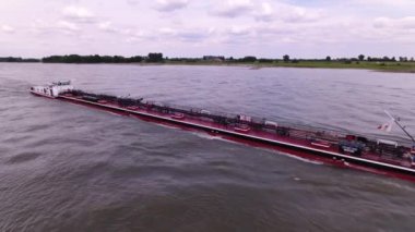 Bir kargo gemisi havadan görünümü ürünler, Almanya taşıma Ren Nehri üzerinde