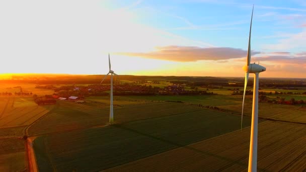 Luftaufnahme Von Windkraftanlagen Bei Sonnenuntergang — Stockvideo