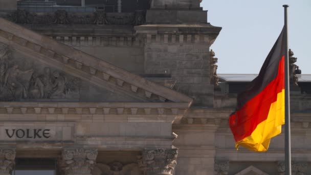 Niemieckie Flagi Narodowej Reichstagu Berlinie Zwolnionym Tempie Nagrywanie Przy 60Fps — Wideo stockowe