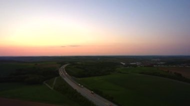Gün batımı sırasında bir Alman karayolu üzerinde havadan görünümü trafik. Kısa bir süre önce Wuerzburg otoyol A7 ılımlı trafik.