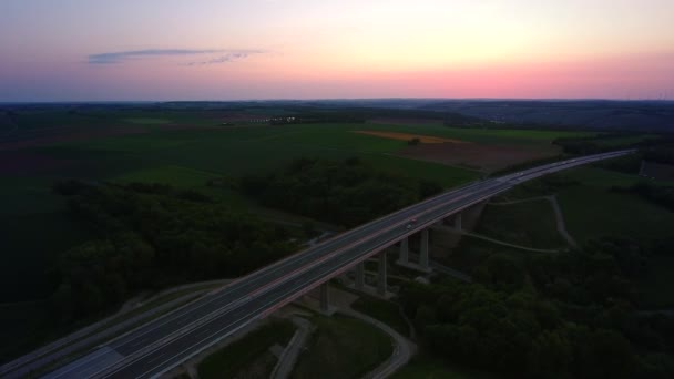 日没時にドイツの高速道路交通の眺め ヴュルツブルクの直前に高速道路 に中等度のトラフィック — ストック動画