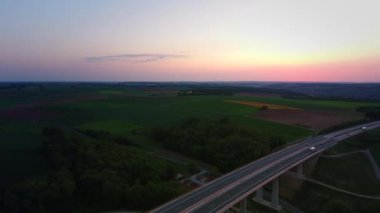 Gün batımı sırasında bir Alman karayolu üzerinde havadan görünümü trafik. Kısa bir süre önce Wuerzburg otoyol A7 ılımlı trafik.