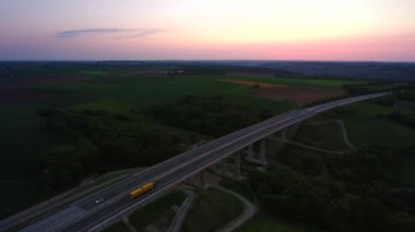 Gün batımı sırasında bir Alman karayolu üzerinde havadan görünümü trafik. Kısa bir süre önce Wuerzburg otoyol A7 ılımlı trafik.
