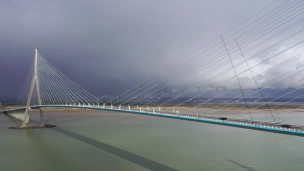 Vista Aérea Del Tráfico Fluido Automóviles Camiones Puente Colgante Francia — Vídeo de stock