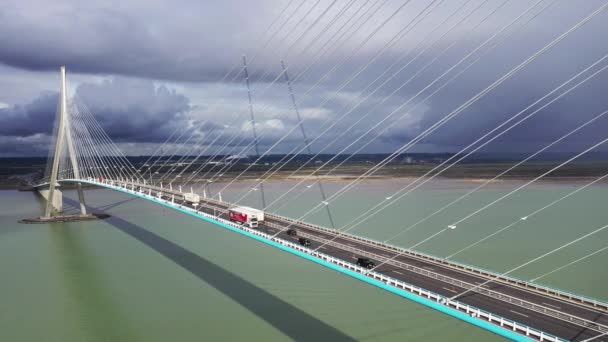 Havre フランス 2019 つり橋の上に流れる車やトラックのトラフィックの空中ビュー フランス北部にある大きな吊り橋であるポンド ノルマンディーがセーヌ川に架かる — ストック動画