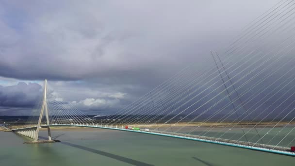 Движущиеся Машины Грузовики Автомобильном Мосту Через Сену Pont Normandy Large — стоковое видео