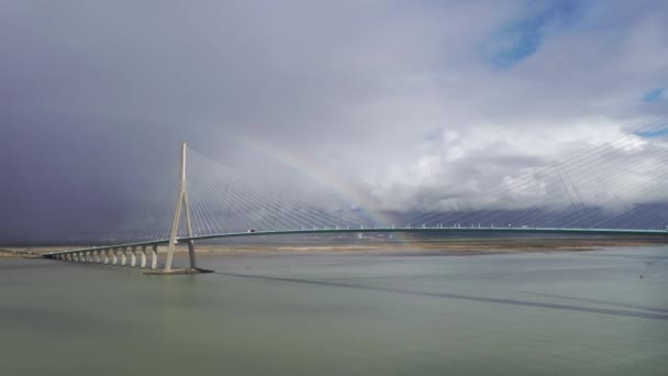 Impressionante Ponte Rodoviária Com Fluxo Tráfego Carro Caminhão Frente Céu — Vídeo de Stock