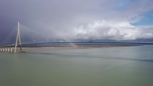 セーヌ川にかかるフランスのノルマンディー橋 ノルマンディー橋 Pont Normandy フランス北部の大きな吊り橋で セーヌ川を虹 ノルマンディー フランスで曇った空に渡っています — ストック動画