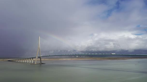 Φορτηγά Διασχίζουν Μια Γέφυρα Pont Normandy Μια Μεγάλη Κρεμαστή Γέφυρα — Αρχείο Βίντεο